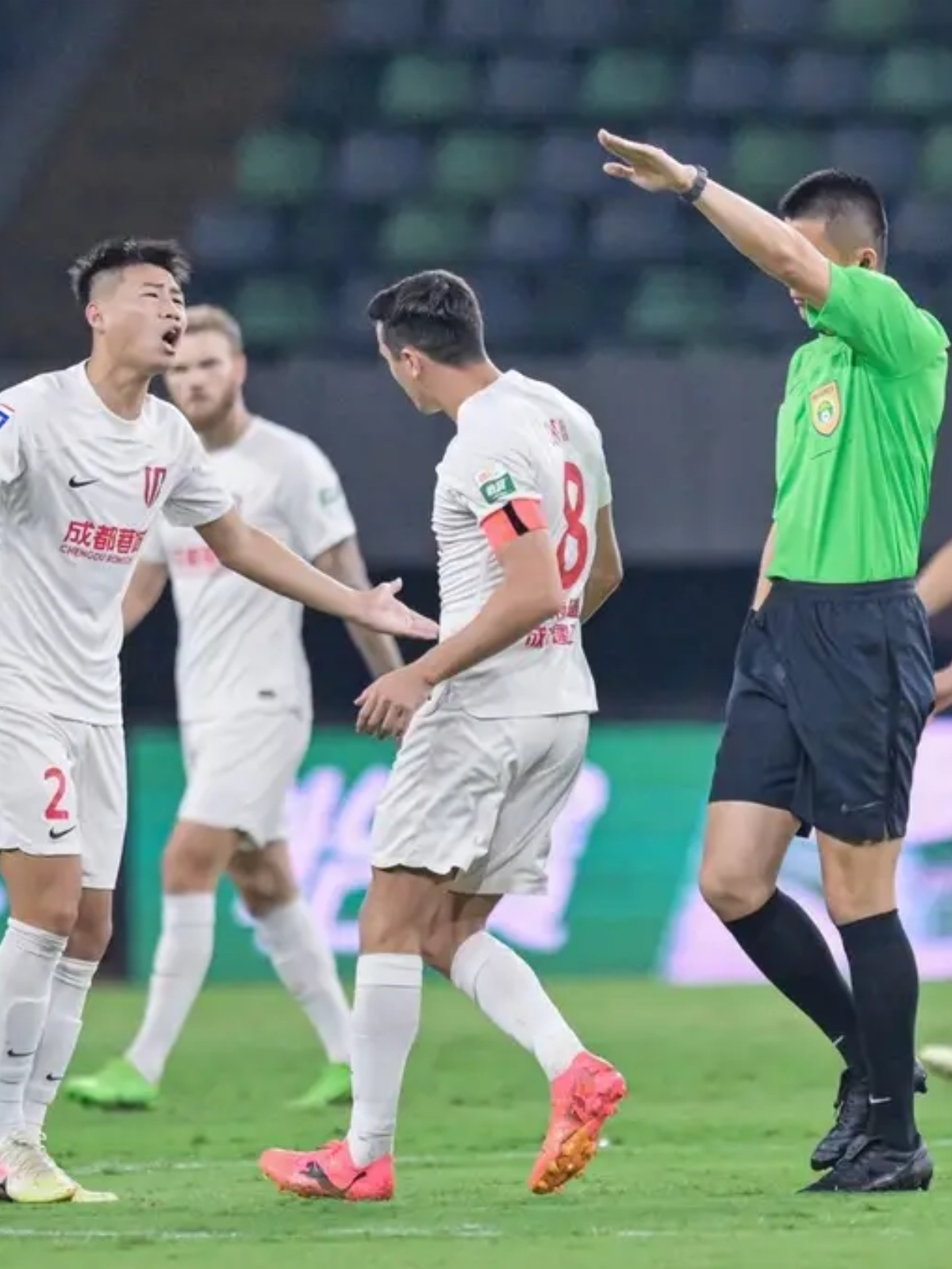 南宫网站 -成都蓉城发布备战花絮，赛后回应争议，德国杯任务艰巨，临场指挥获称赞(成都蓉城辟谣安排球员参加晚宴)